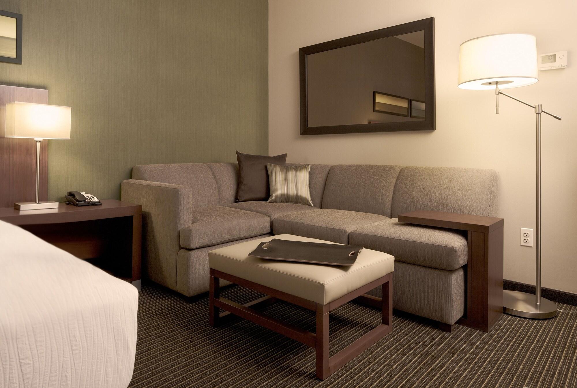 Hyatt Place Gurgaon Udyog Vihar Dış mekan fotoğraf A living room in a typical hotel room