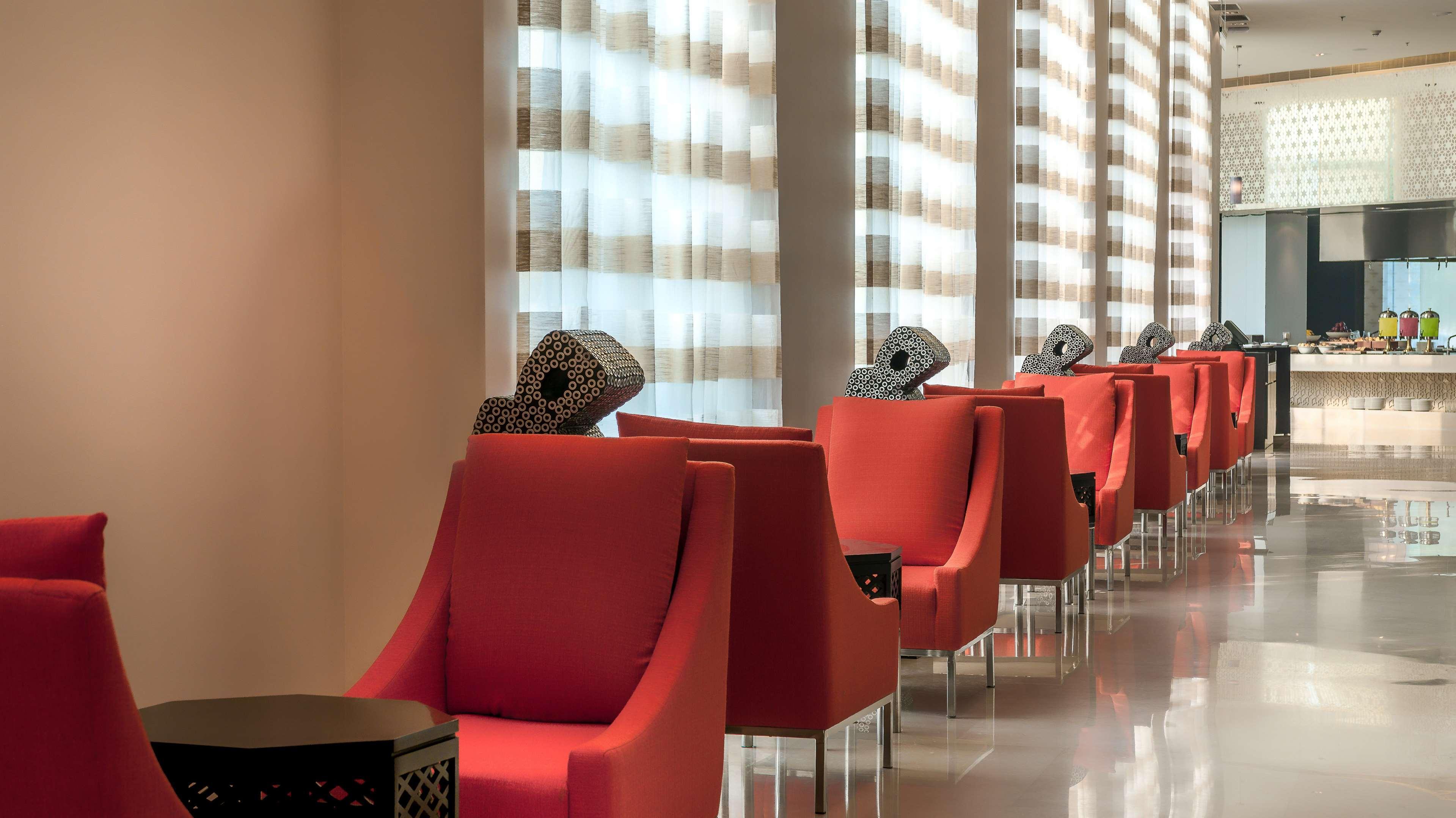 Hyatt Place Gurgaon Udyog Vihar Dış mekan fotoğraf The lounge at the airport