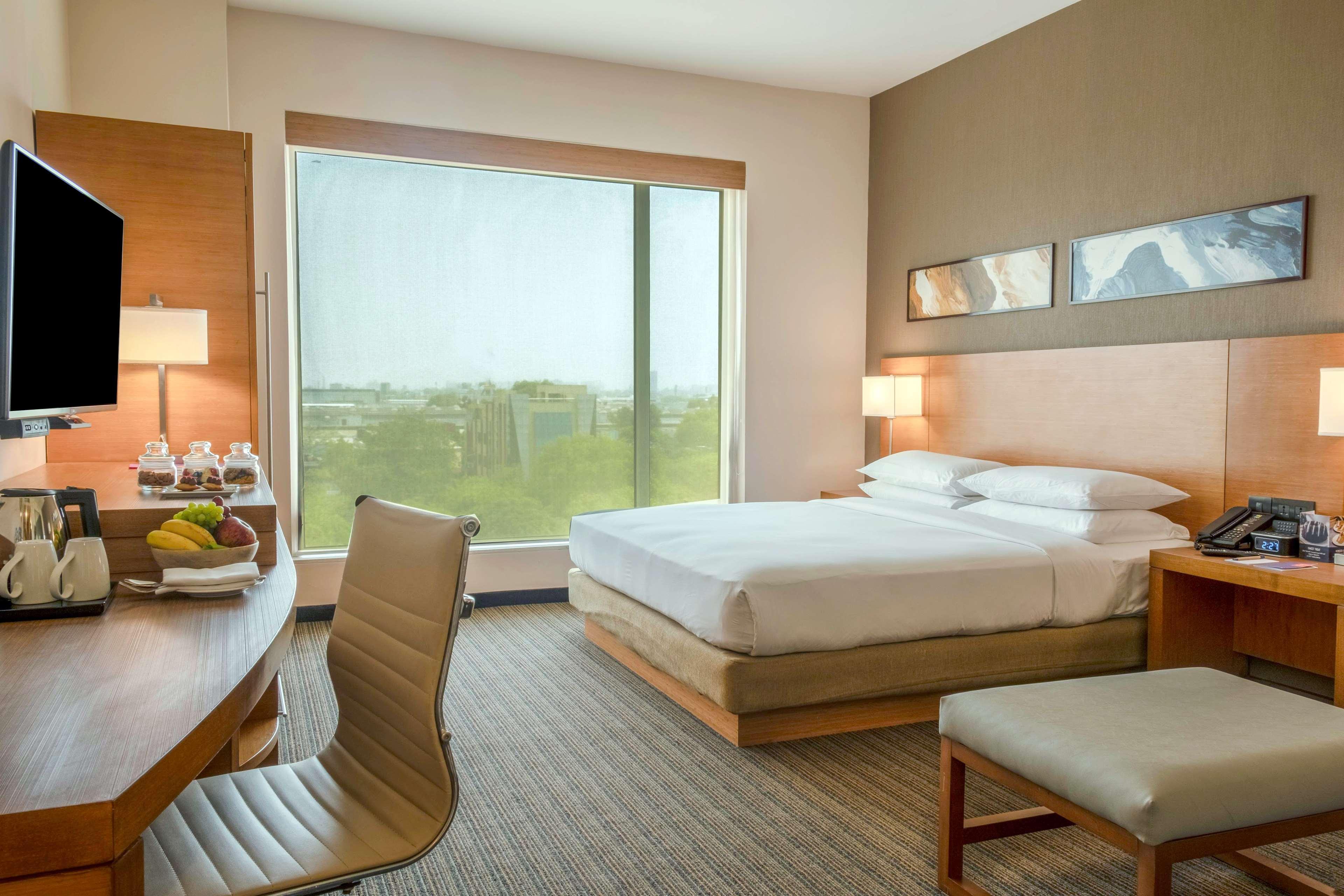 Hyatt Place Gurgaon Udyog Vihar Dış mekan fotoğraf A guest room at the Hilton San Diego Bayfront