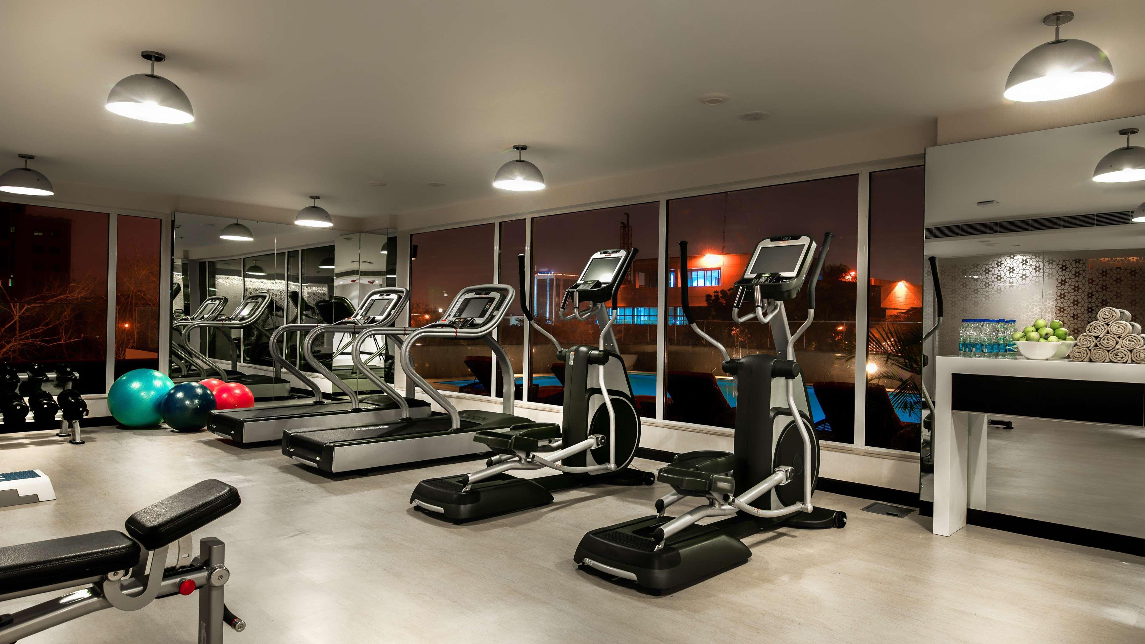 Hyatt Place Gurgaon Udyog Vihar Dış mekan fotoğraf A gym in a hotel