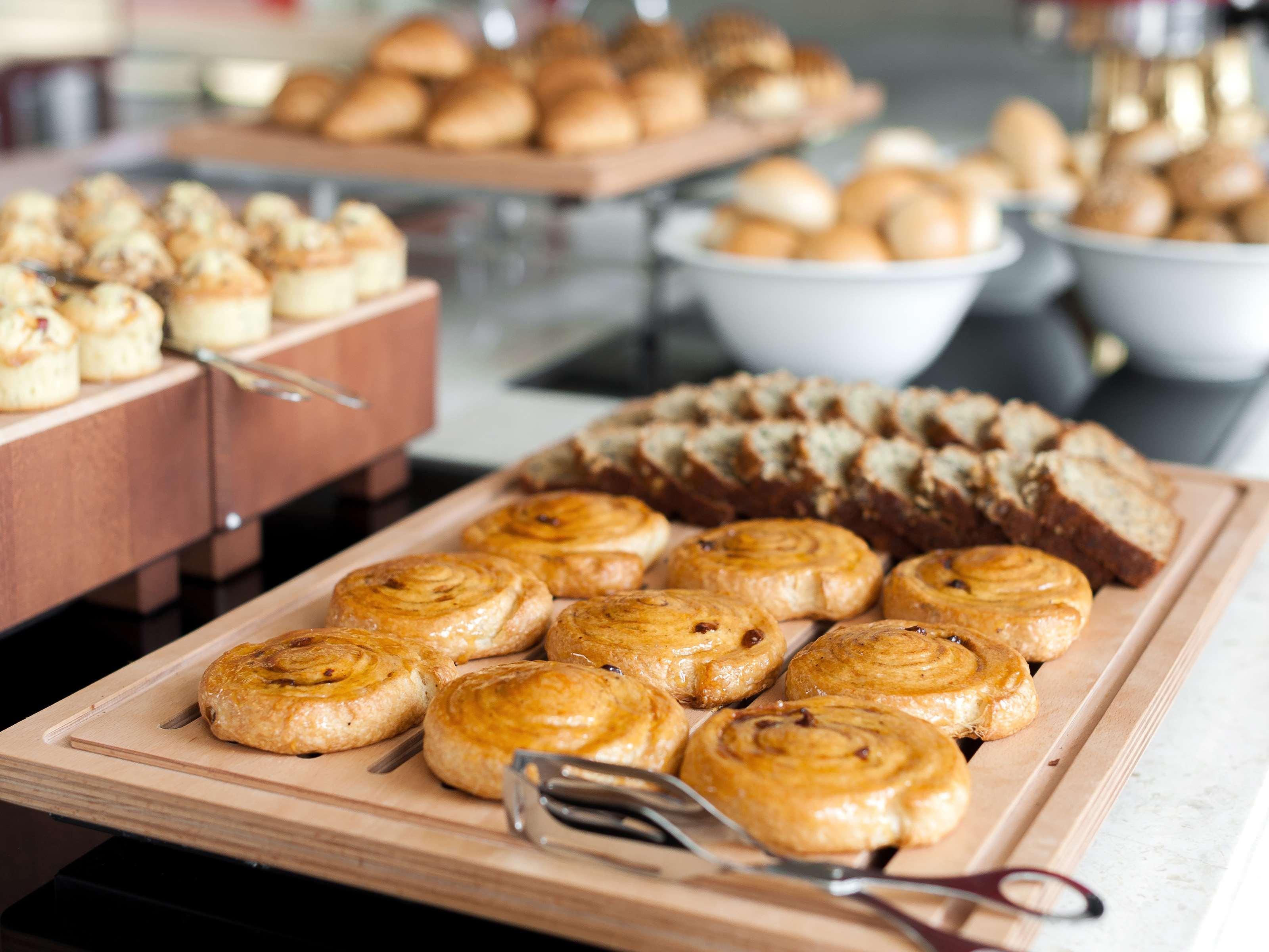 Hyatt Place Gurgaon Udyog Vihar Dış mekan fotoğraf A selection of pastries