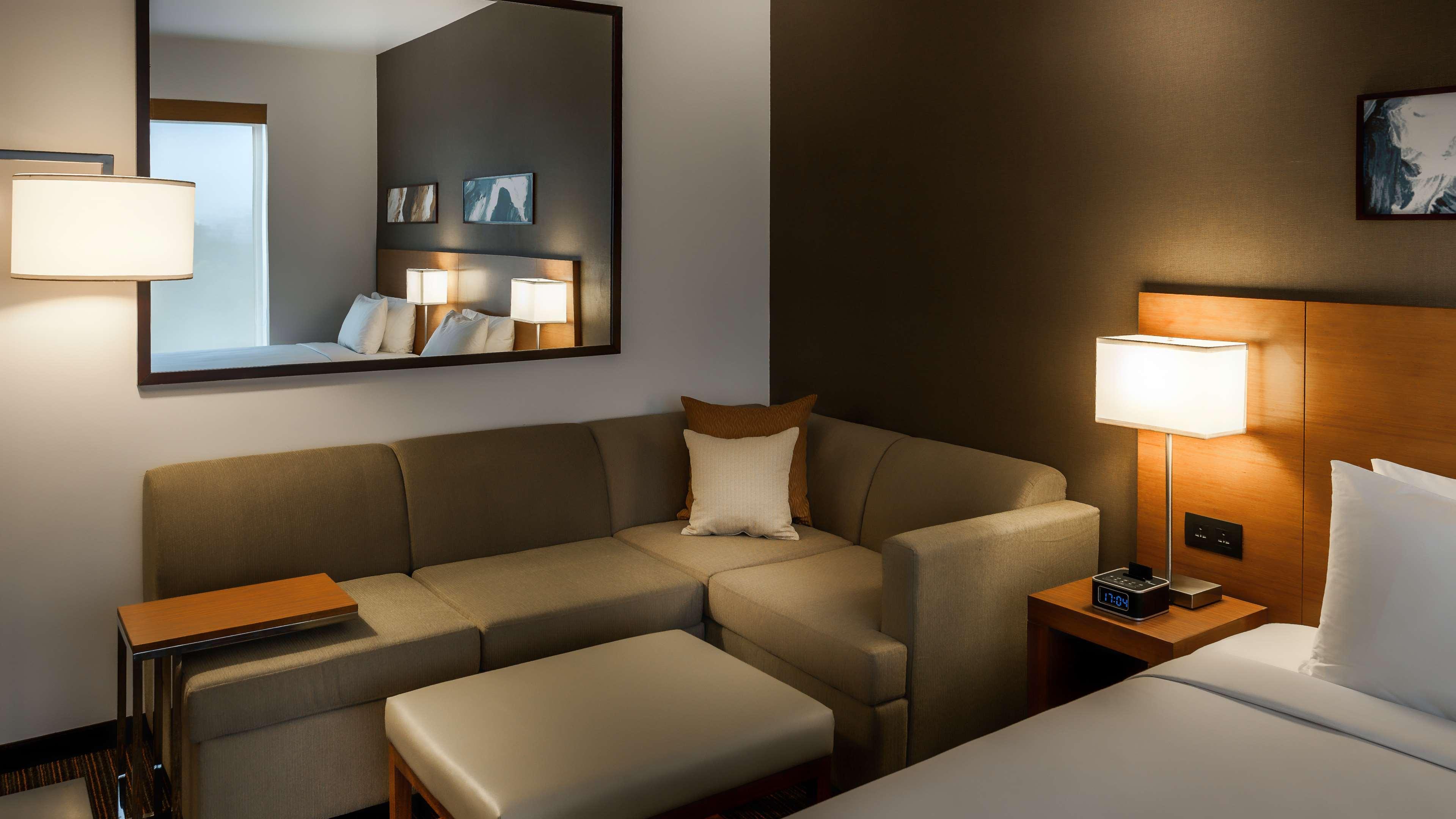 Hyatt Place Gurgaon Udyog Vihar Dış mekan fotoğraf A typical room at the hotel