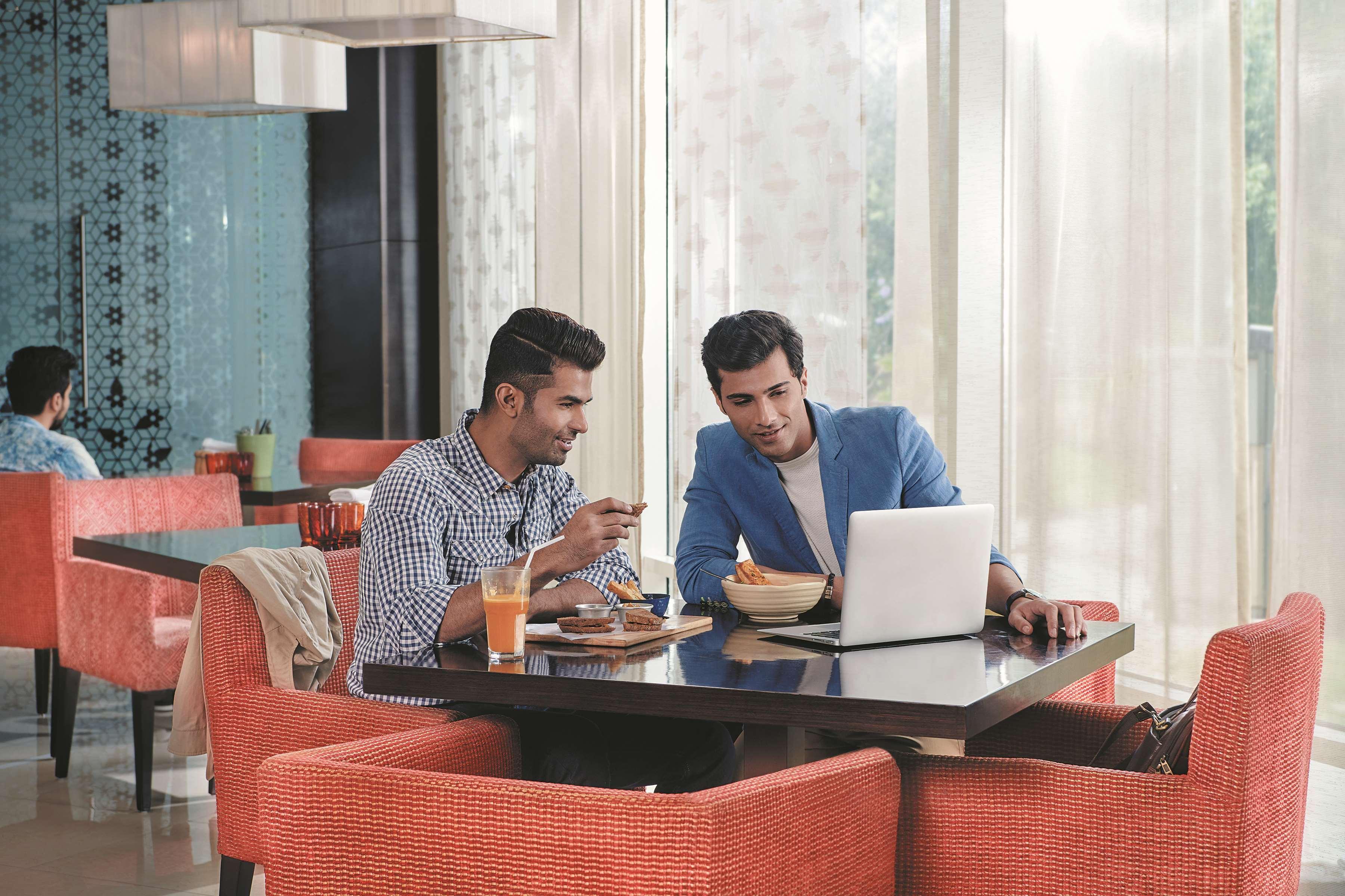 Hyatt Place Gurgaon Udyog Vihar Dış mekan fotoğraf The Lounge at Mumbai International Airport