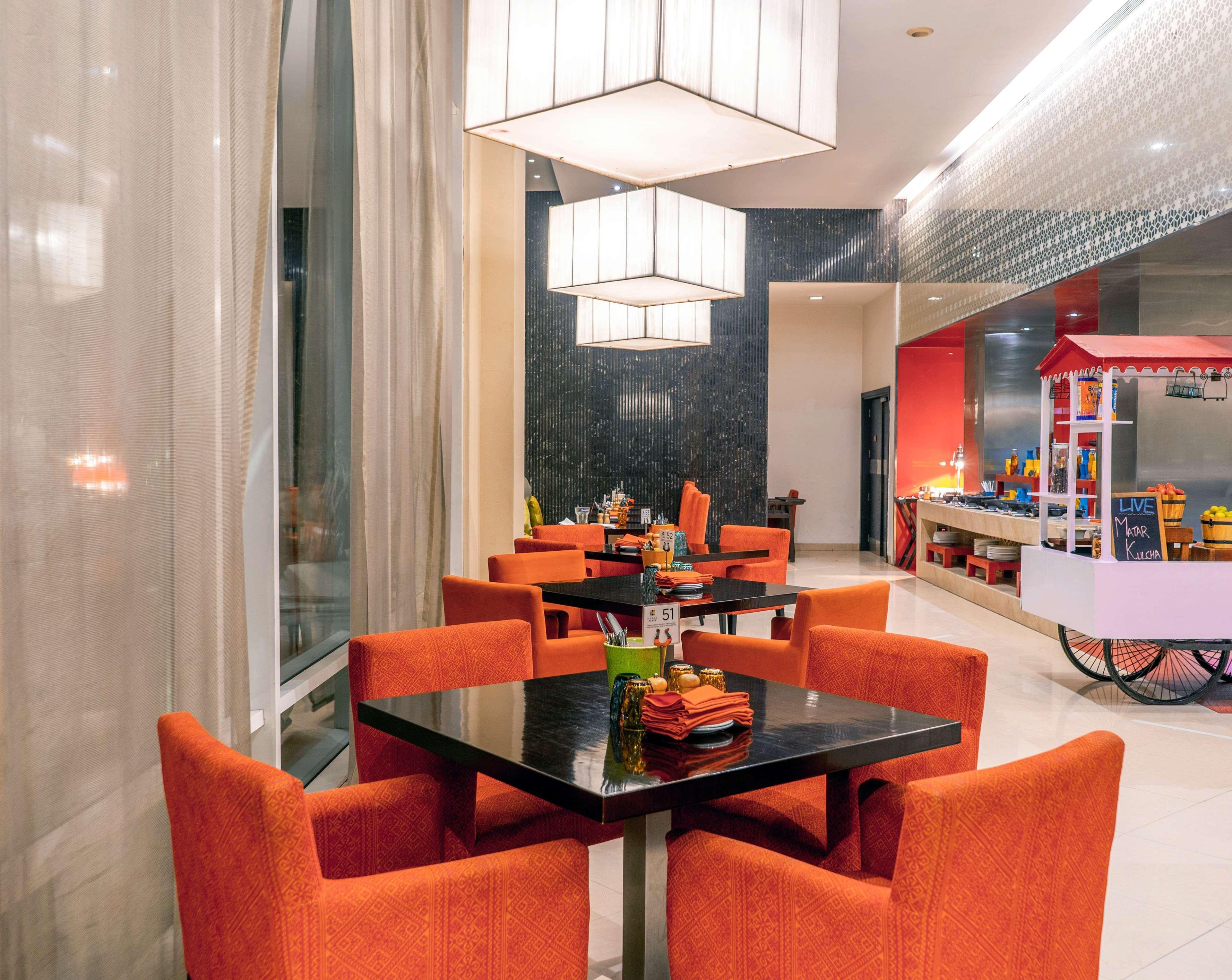 Hyatt Place Gurgaon Udyog Vihar Dış mekan fotoğraf The restaurant