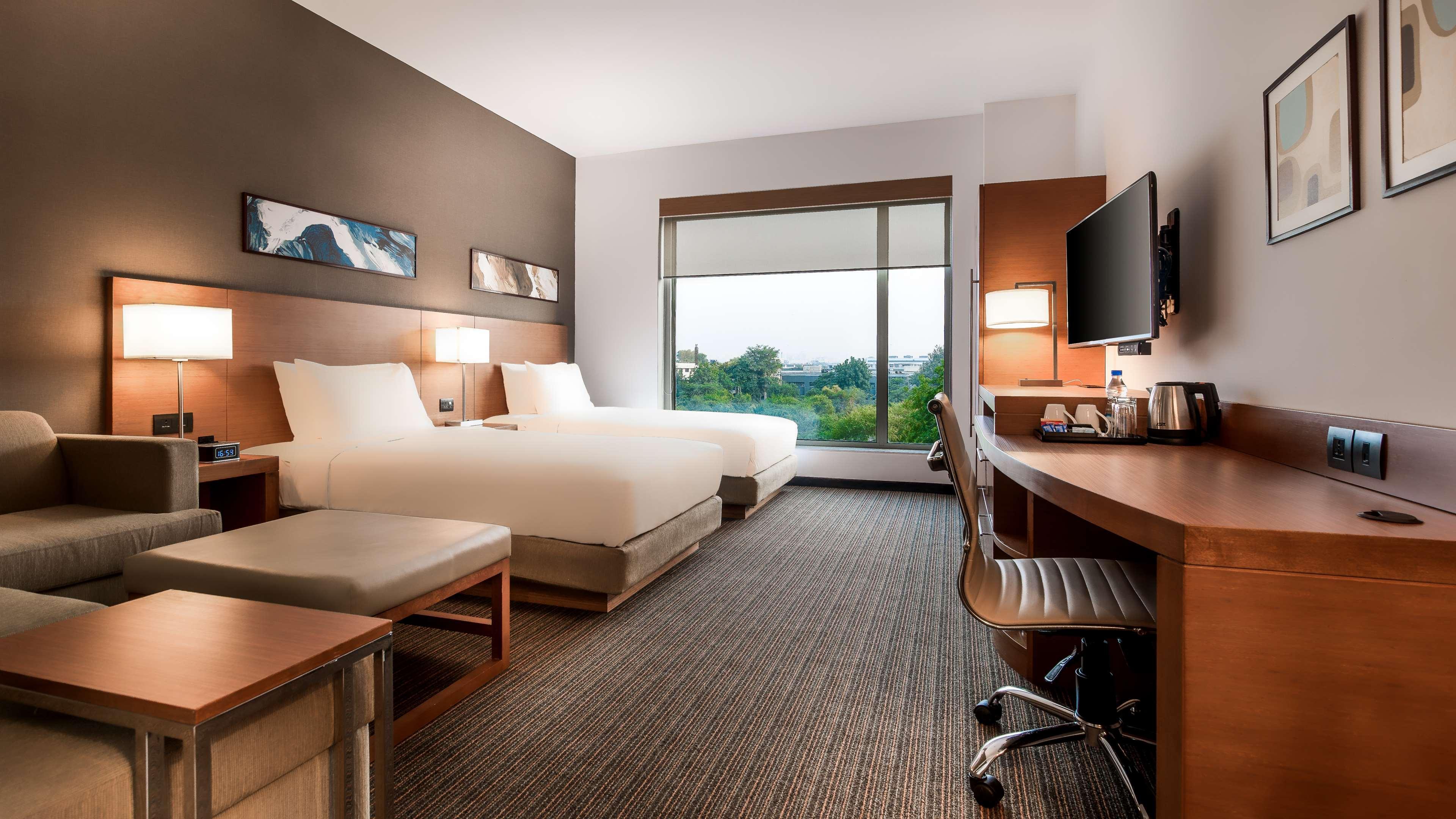Hyatt Place Gurgaon Udyog Vihar Dış mekan fotoğraf A typical guest room at an Embassy Suites