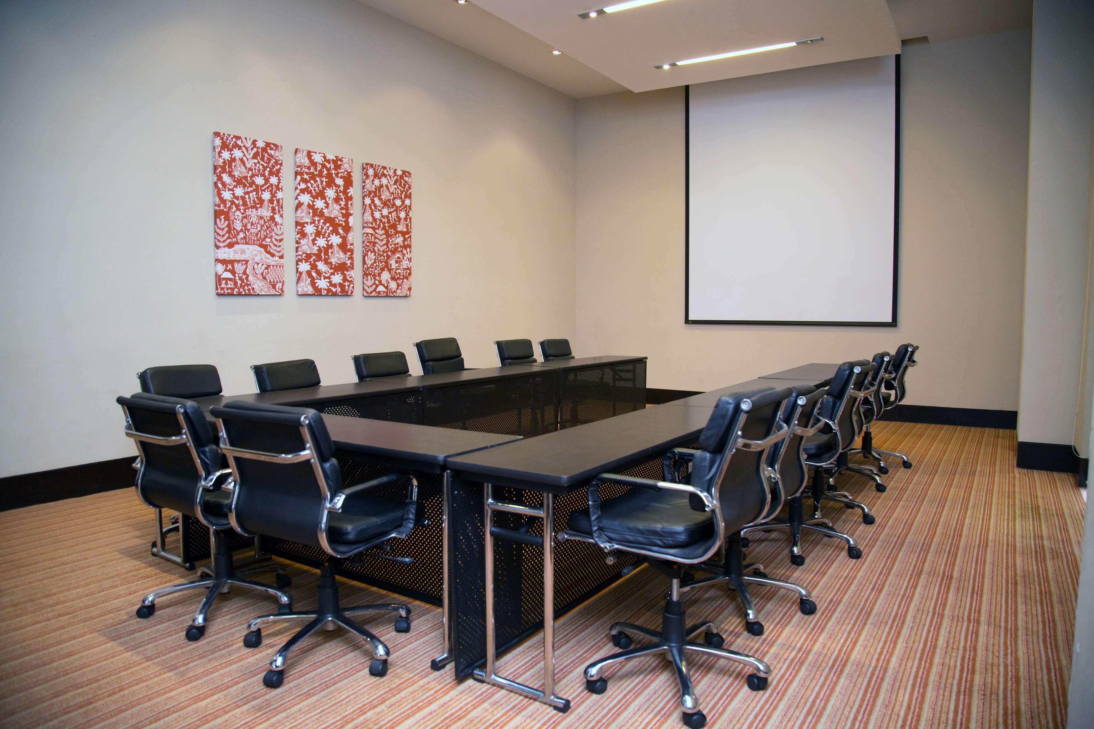 Hyatt Place Gurgaon Udyog Vihar Dış mekan fotoğraf A projection screen in a meeting room