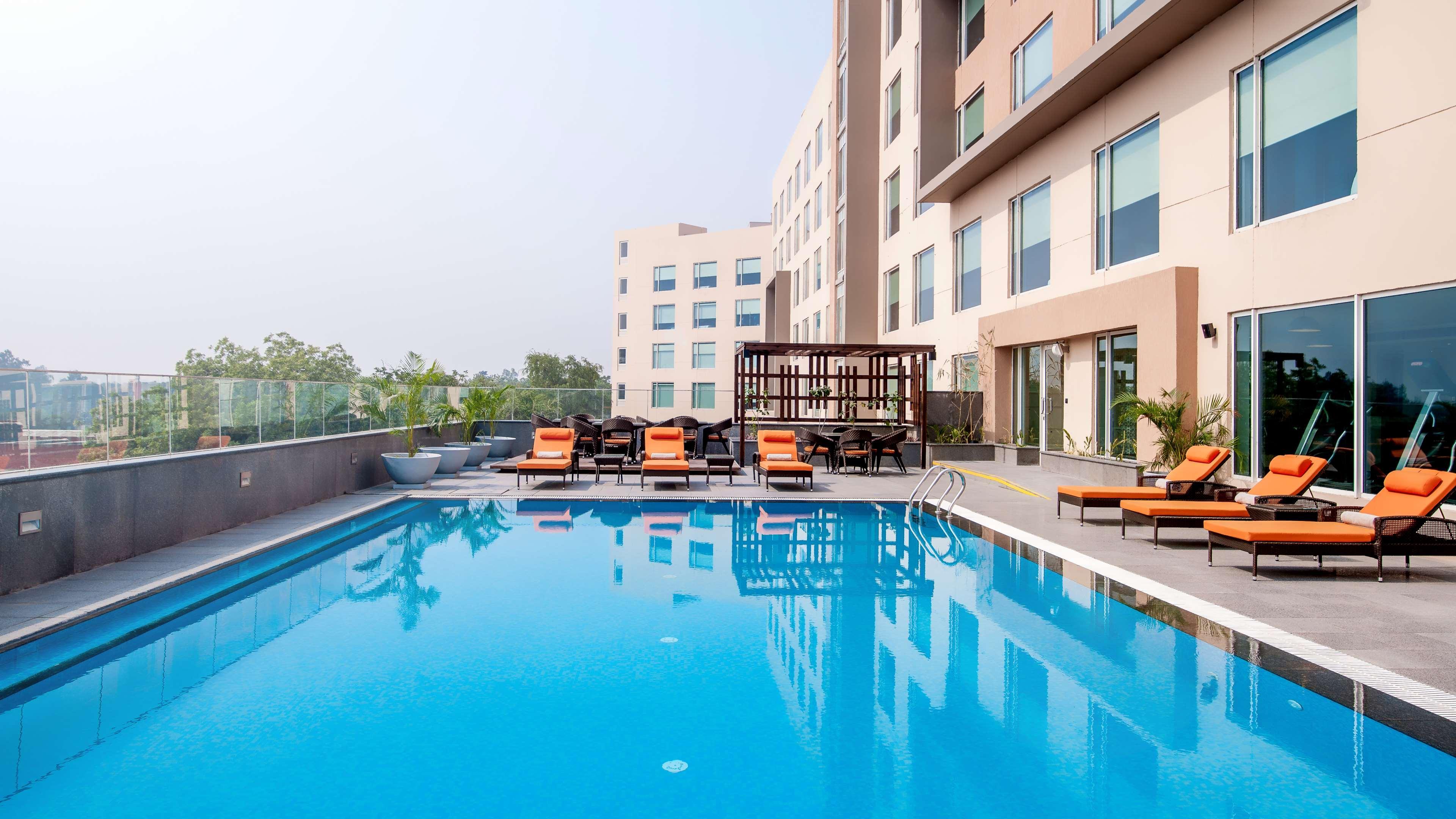 Hyatt Place Gurgaon Udyog Vihar Dış mekan fotoğraf Pool at the hotel