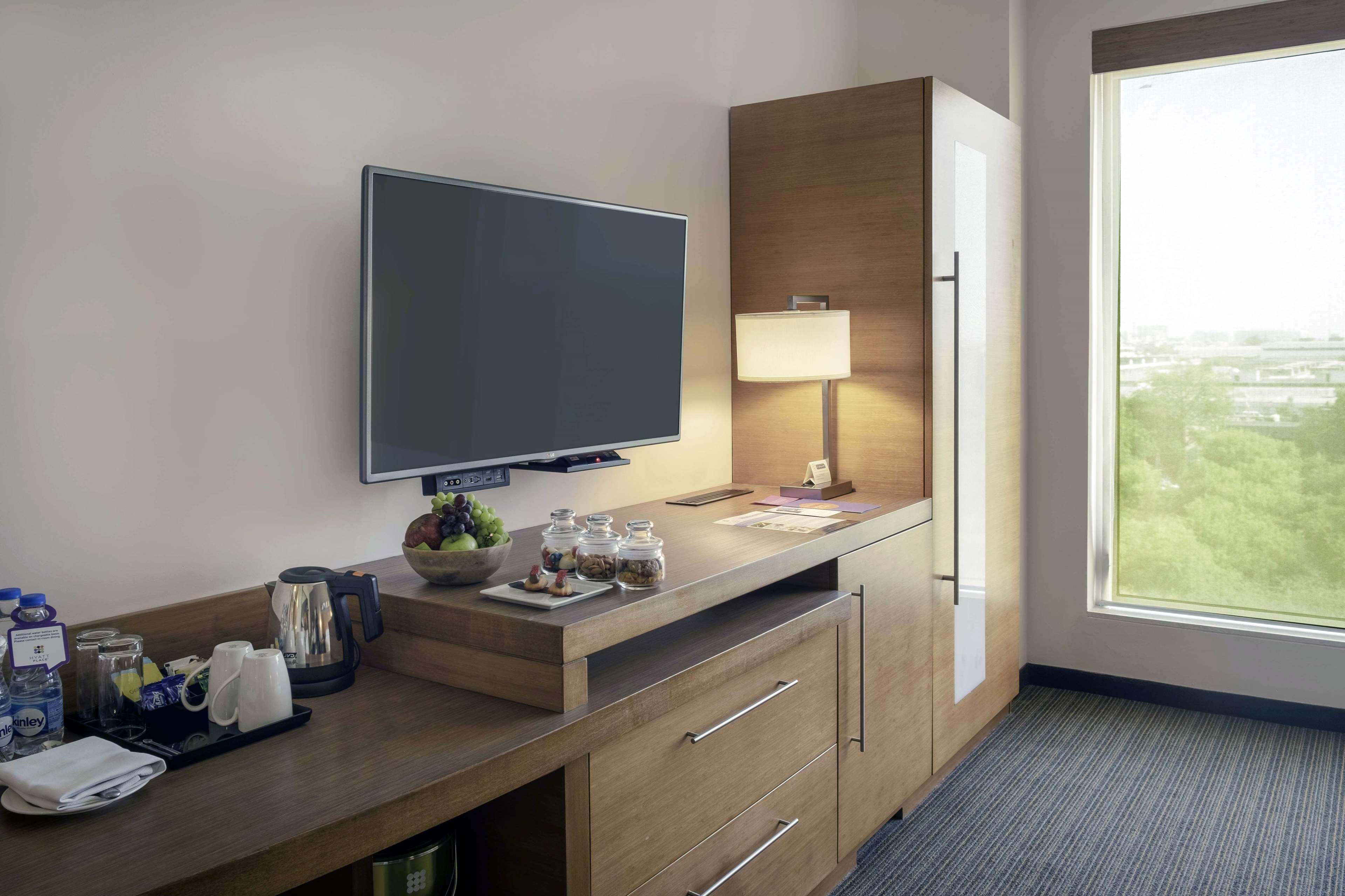 Hyatt Place Gurgaon Udyog Vihar Dış mekan fotoğraf A typical room at the Hilton Garden Inn