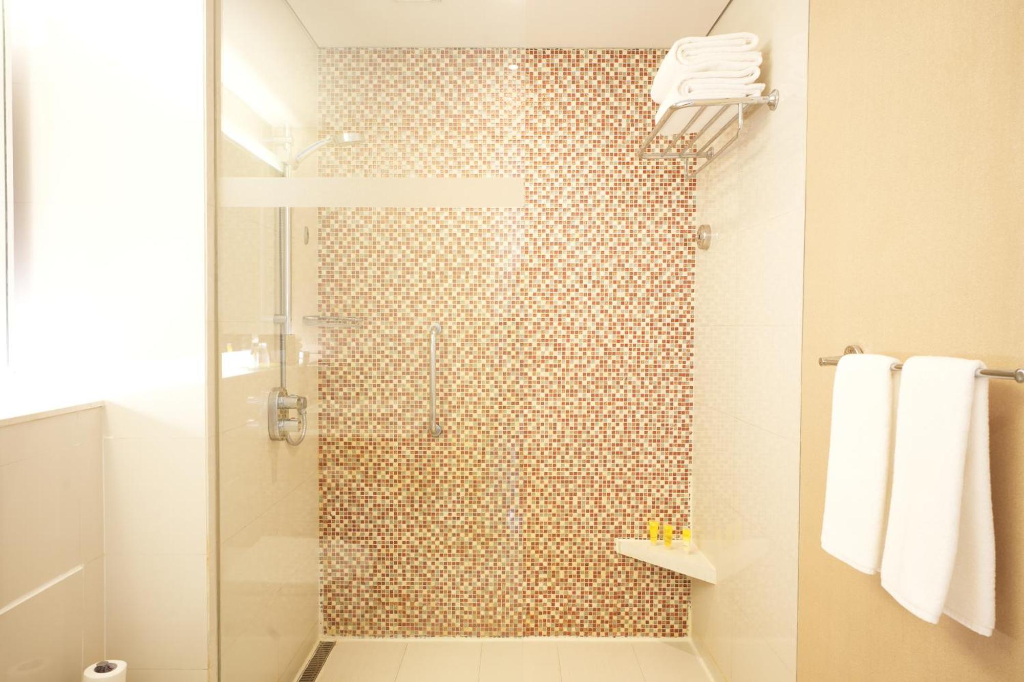 Hyatt Place Gurgaon Udyog Vihar Dış mekan fotoğraf A shower with a fixed shower head