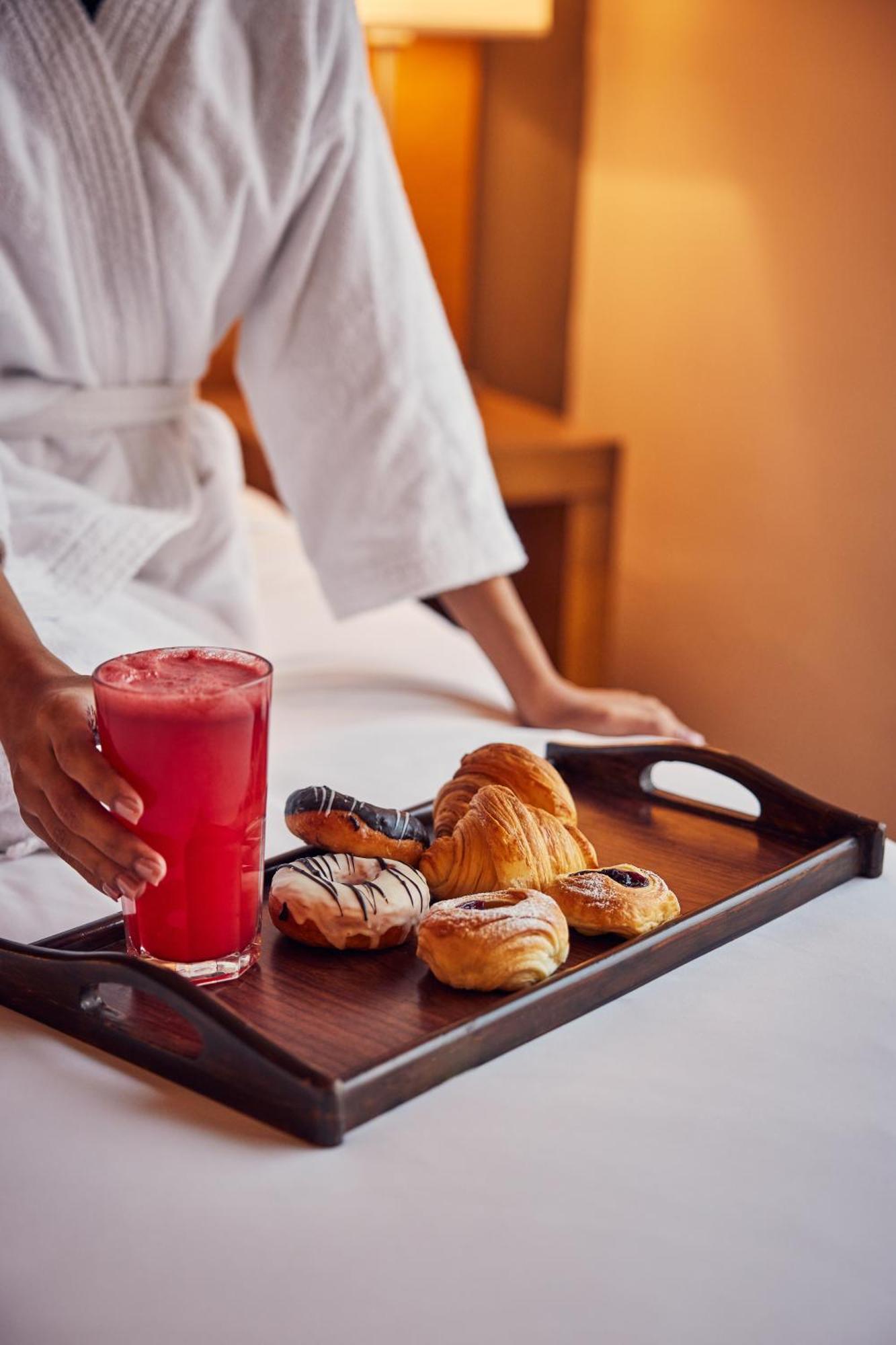 Hyatt Place Gurgaon Udyog Vihar Dış mekan fotoğraf Room service