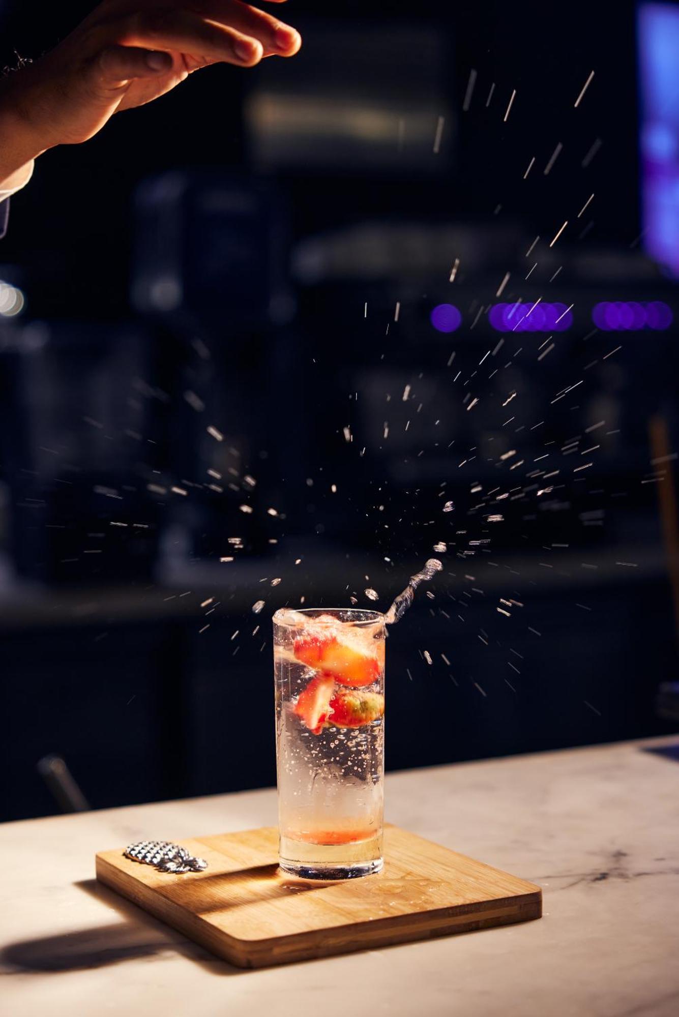 Hyatt Place Gurgaon Udyog Vihar Dış mekan fotoğraf A cocktail being prepared