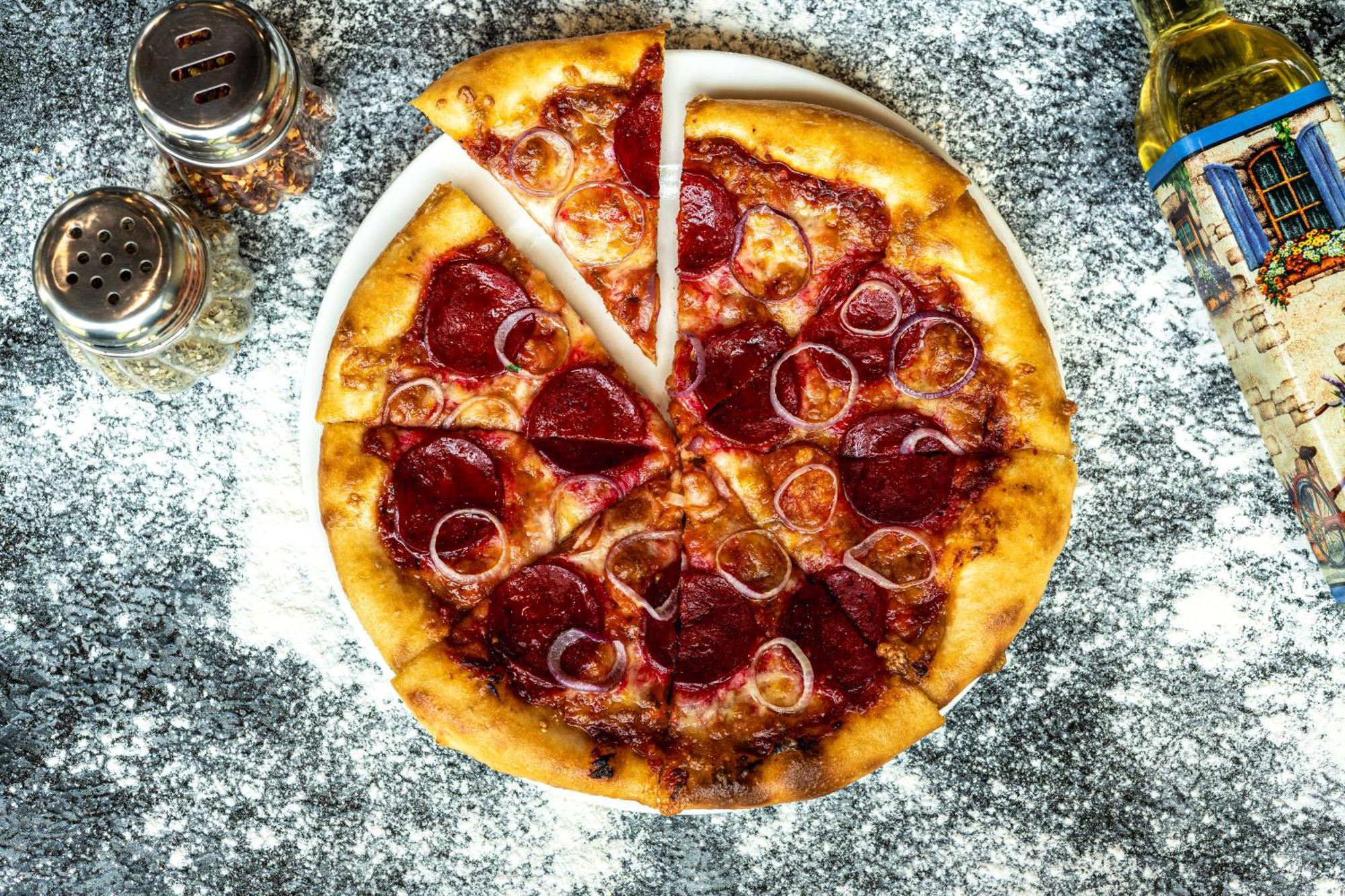 Hyatt Place Gurgaon Udyog Vihar Dış mekan fotoğraf A pepperoni pizza