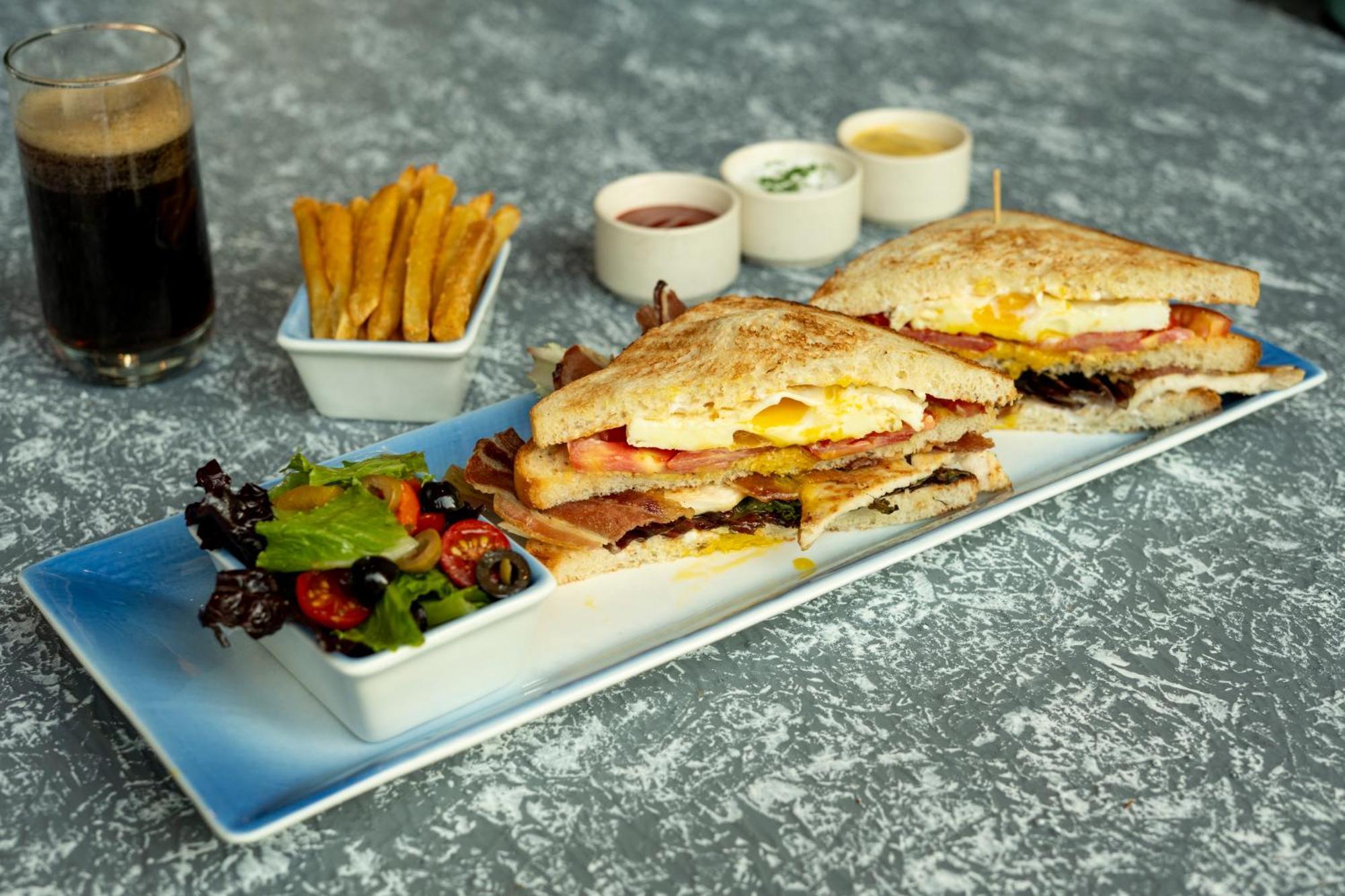 Hyatt Place Gurgaon Udyog Vihar Dış mekan fotoğraf A club sandwich