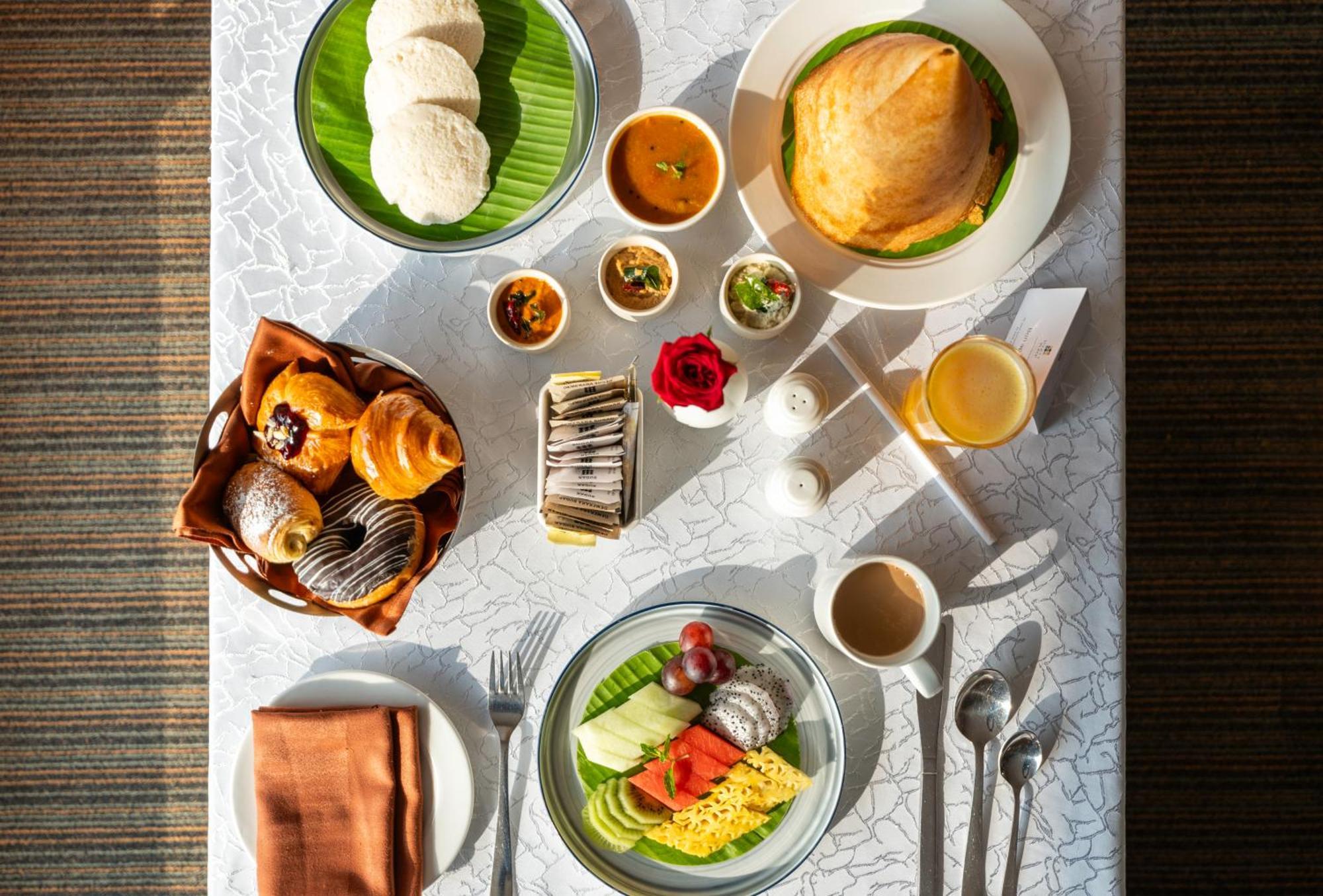 Hyatt Place Gurgaon Udyog Vihar Dış mekan fotoğraf A typical vegetarian meal served on board