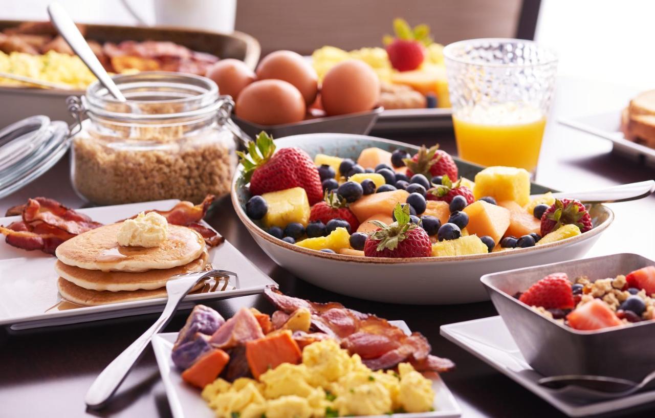Hyatt Place Gurgaon Udyog Vihar Dış mekan fotoğraf A breakfast buffet