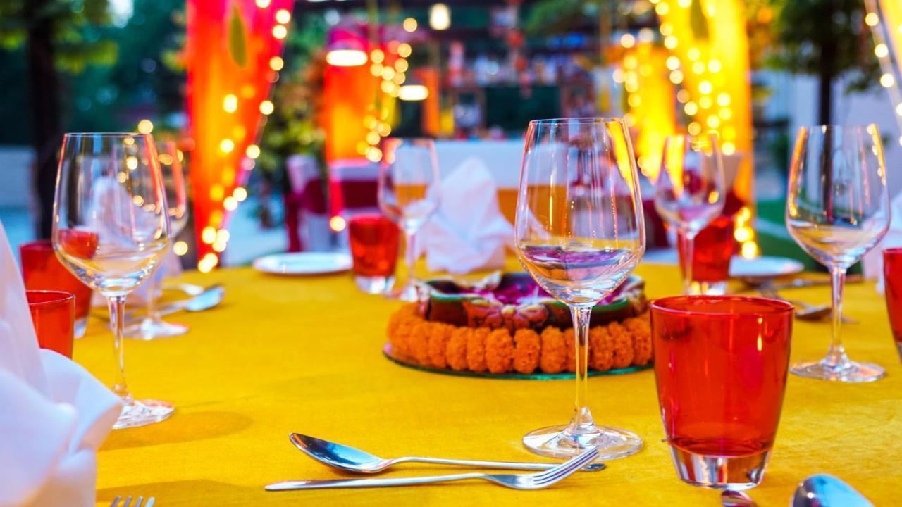 Hyatt Place Gurgaon Udyog Vihar Dış mekan fotoğraf A table set for a meal